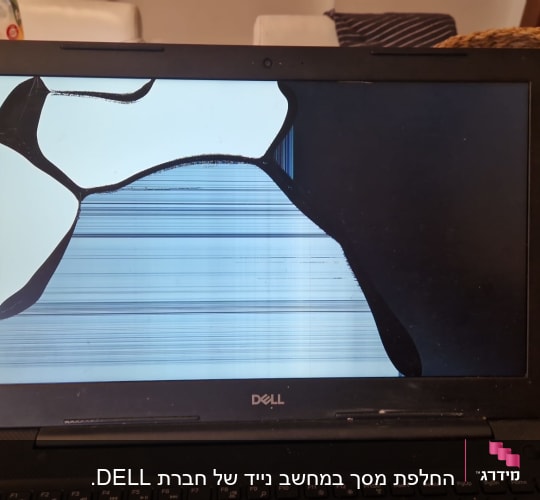 מסך מחשב נייד שבור עם קווים וסדקים